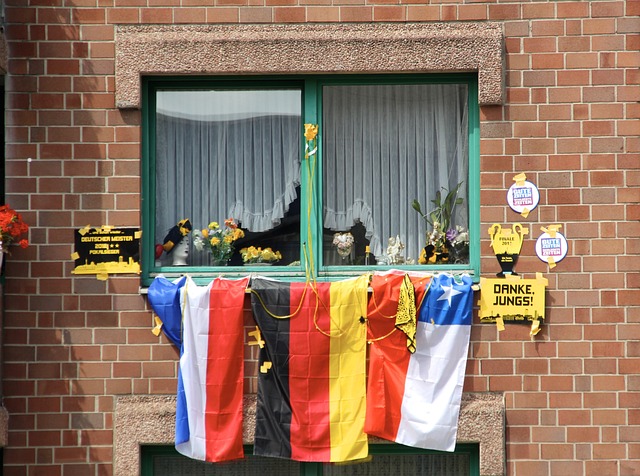 只需坚定不 只需坚定不